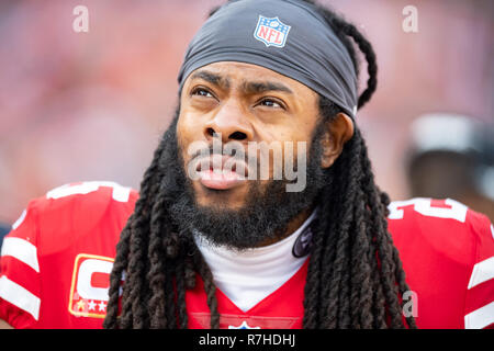 Santa Clara, California, USA. 09Dec, 2018. San Francisco 49ers cornerback Richard Sherman (25) controlla che la scheda video, durante una NFL partita di calcio tra la Denver Broncos e San Francisco 49ers a Levi's Stadium di Santa Clara, California. Valerie Shoaps/CSM/Alamy Live News Foto Stock