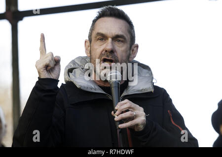 London, Greater London, Regno Unito. Il 9 dicembre, 2018. Il giornalista Paolo Manson parla di un anti-razzista contro la protesta contro la 'Brexit tradimento marzo". Migliaia di persone sono scese nelle strade del centro di Londra a marzo contro il 'Brexit tradimento Marzo" organizzato da Tommy Robinson e UKIP. Contro manifestanti hanno fatto il loro modo da Portland Place a Whitehall, dove ha affrontato la folla. Durante la dimostrazione del contatore, vi è stata una forte presenza della polizia. Un gruppo di manifestanti del contatore, che divenne separate dalla principale di protesta, erano corralled dalla polizia per evitare un incontro Foto Stock