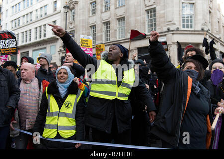 I manifestanti visto gridando slogan contro un paio di Tommy Robinson sostenitori che erano vicino a marzo durante una manifestazione contro il 'Brexit tradimento marzo". Migliaia di persone sono scese nelle strade del centro di Londra a marzo contro il 'Brexit tradimento Marzo" organizzato da Tommy Robinson e UKIP. Contro manifestanti hanno fatto il loro modo da Portland Place a Whitehall, dove ha affrontato la folla. Durante la dimostrazione del contatore, vi è stata una forte presenza della polizia. Un gruppo di manifestanti del contatore, che divenne separate dalla principale di protesta, erano corralled dalla polizia per evitare un encount Foto Stock