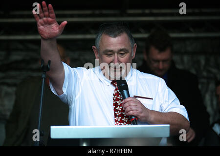 Robert Hill Ukip portavoce per l'Irlanda del Nord di Londra, Regno Unito. 09Dec, 2018. Parlando con Gerard Batten e Tommy Robinson come essi insieme sul Brexit tradito Rally organizzato da UKIP a Londra Credito: Rupert Rivett/Alamy Live News Foto Stock