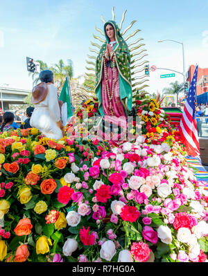 A est di Los Angeles, California, USA. 09Dec, 2018. La 87th processione annuale e Messa in onore di Nostra Signora di Guadalupe è la più antica processione religiosa a Los Angeles. Essa celebra la miracolosa apparizione della Vergine Maria a San Juan Diego in 1531, quando ha detto di aver lasciato la sua immagine sul suo mantello. Credito: Brian Cahn/ZUMA filo/Alamy Live News Foto Stock