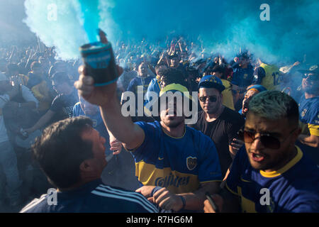 Boca Juniors sostenitori visto attraverso blu fumo flare mentre celebrava la finale della Coppa Libertadores tra River Plate e Boca Juniors che ha avuto luogo a Santiago Bernarbeu stadium in Madrid. (Punteggio finale: River Plate 3 - 1 Boca Juniors) Foto Stock