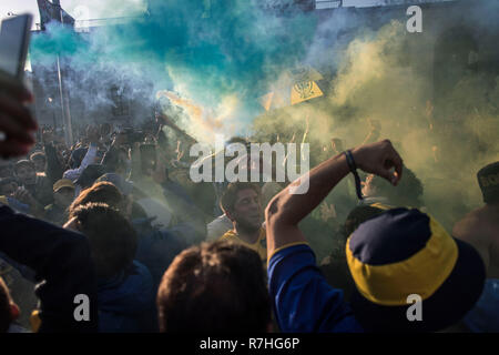 Boca Juniors sostenitori visto attraverso blu fumo flare mentre celebrava la finale della Coppa Libertadores tra River Plate e Boca Juniors che ha avuto luogo a Santiago Bernarbeu stadium in Madrid. (Punteggio finale: River Plate 3 - 1 Boca Juniors) Foto Stock