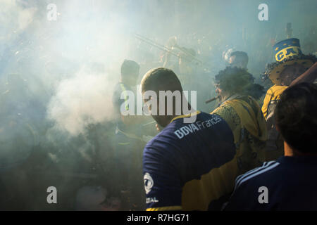 Boca Juniors sostenitori visto attraverso blu fumo flare mentre celebrava la finale della Coppa Libertadores tra River Plate e Boca Juniors che ha avuto luogo a Santiago Bernarbeu stadium in Madrid. (Punteggio finale: River Plate 3 - 1 Boca Juniors) Foto Stock