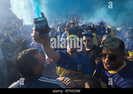 Madrid, Spagna. Il 9 dicembre, 2018. Boca Juniors sostenitori visto attraverso blu fumo flare mentre celebrava la finale della Coppa Libertadores tra River Plate e Boca Juniors che ha avuto luogo a Santiago Bernarbeu stadium in Madrid. Credito: Bruno Thevenin SOPA/images/ZUMA filo/Alamy Live News Foto Stock