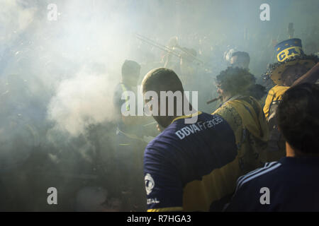 Madrid, Spagna. Il 9 dicembre, 2018. Boca Juniors sostenitori visto attraverso blu fumo flare mentre celebrava la finale della Coppa Libertadores tra River Plate e Boca Juniors che ha avuto luogo a Santiago Bernarbeu stadium in Madrid. Credito: Bruno Thevenin SOPA/images/ZUMA filo/Alamy Live News Foto Stock