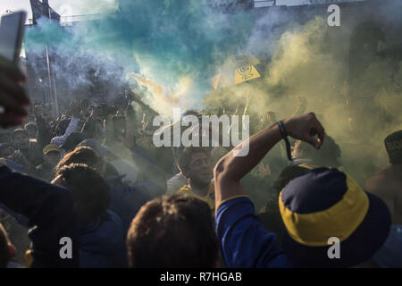 Madrid, Spagna. Il 9 dicembre, 2018. Boca Juniors sostenitori visto attraverso blu fumo flare mentre celebrava la finale della Coppa Libertadores tra River Plate e Boca Juniors che ha avuto luogo a Santiago Bernarbeu stadium in Madrid. Credito: Bruno Thevenin SOPA/images/ZUMA filo/Alamy Live News Foto Stock