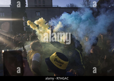 Madrid, Spagna. Il 9 dicembre, 2018. Boca Juniors sostenitori visto attraverso blu fumo flare mentre celebrava la finale della Coppa Libertadores tra River Plate e Boca Juniors che ha avuto luogo a Santiago Bernarbeu stadium in Madrid. Credito: Bruno Thevenin SOPA/images/ZUMA filo/Alamy Live News Foto Stock