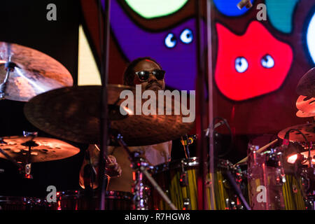 Toronto, Canada. 09th, dicembre 2018. Internet il batterista Christopher Smith suona al nightclub ribelle Credito: topconcertphoto/Alamy Live News Foto Stock