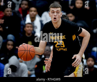 Hyattsville, Maryland, Stati Uniti d'America. L'8 dicembre, 2018. 9 dicembre 2018: Montverde Academy junior Oton Jankovic dribbling la sfera durante il salvataggio ARS Rooter Hoopfest nazionale a DeMatha High School di Hyattsville, Maryland il 9 dicembre 2018. In azione tra livello nazionale heavywieghts classificato, #1 Montverde sconfitto #11 San Paolo VI 57-50 e #2 IMG Academy sconfitto #6 DeMatha 73-67 Scott Serio/Eclipse Sportswire/CSM/Alamy Live News Foto Stock