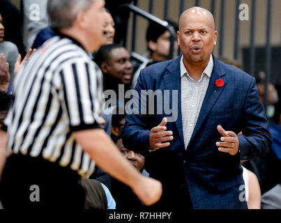 Hyattsville, Maryland, Stati Uniti d'America. L'8 dicembre, 2018. 9 dicembre 2018: DeMatha capo allenatore Mike Jones diventa animata durante il salvataggio ARS Rooter Hoopfest nazionale a DeMatha High School di Hyattsville, Maryland il 9 dicembre 2018. In azione tra a livello nazionale si è classificato i pesi massimi. #1 Montverde sconfitto #11 San Paolo VI 57-50 e #2 IMG Academy sconfitto #6 DeMatha 73-67 Scott Serio/Eclipse Sportswire/CSM/Alamy Live News Foto Stock