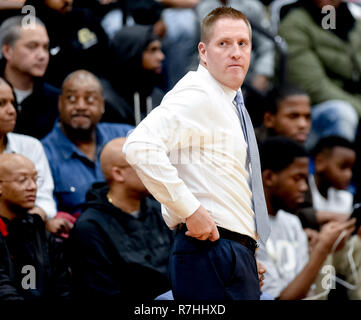 Hyattsville, Maryland, Stati Uniti d'America. L'8 dicembre, 2018. 9 dicembre 2018: IMG Head Coach Sean McAloon in disparte durante il salvataggio ARS Rooter Hoopfest nazionale a DeMatha High School di Hyattsville, Maryland il 9 dicembre 2018. In azione tra a livello nazionale si è classificato i pesi massimi. #1 Montverde sconfitto #11 San Paolo VI 57-50 e #2 IMG Academy sconfitto #6 DeMatha 73-67 Scott Serio/Eclipse Sportswire/CSM/Alamy Live News Foto Stock