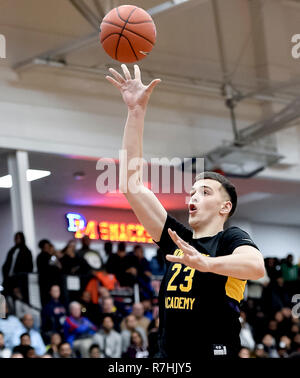 Hyattsville, Maryland, Stati Uniti d'America. L'8 dicembre, 2018. 9 dicembre 2018: Montverde's Oton Jankovic prende un colpo durante il salvataggio ARS Rooter Hoopfest nazionale a DeMatha High School di Hyattsville, Maryland il 9 dicembre 2018. In azione tra a livello nazionale si è classificato i pesi massimi. #1 Montverde sconfitto #11 San Paolo VI 57-50 e #2 IMG Academy sconfitto #6 DeMatha 73-67 Scott Serio/Eclipse Sportswire/CSM/Alamy Live News Foto Stock