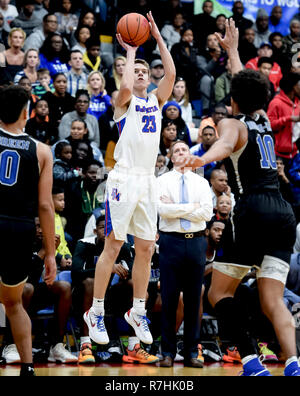 Hyattsville, Maryland, Stati Uniti d'America. L'8 dicembre, 2018. 9 dicembre 2018: DeMatha senior Carsten Kogelnik prende un colpo durante il salvataggio ARS Rooter Hoopfest nazionale a DeMatha High School di Hyattsville, Maryland il 9 dicembre 2018. In azione tra a livello nazionale si è classificato i pesi massimi. #1 Montverde sconfitto #11 San Paolo VI 57-50 e #2 IMG Academy sconfitto #6 DeMatha 73-67 Scott Serio/Eclipse Sportswire/CSM/Alamy Live News Foto Stock