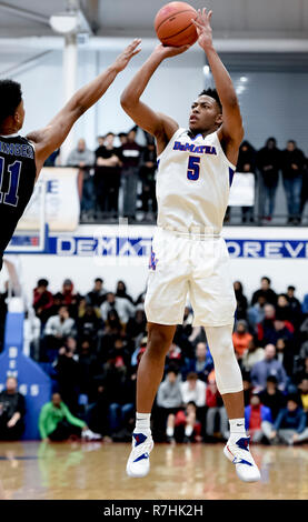 Hyattsville, Maryland, Stati Uniti d'America. L'8 dicembre, 2018. 9 dicembre 2018: DeMatha senior Justin Moore prende un colpo durante il salvataggio ARS Rooter Hoopfest nazionale a DeMatha High School di Hyattsville, Maryland il 9 dicembre 2018. In azione tra a livello nazionale si è classificato i pesi massimi. #1 Montverde sconfitto #11 San Paolo VI 57-50 e #2 IMG Academy sconfitto #6 DeMatha 73-67 Scott Serio/Eclipse Sportswire/CSM/Alamy Live News Foto Stock