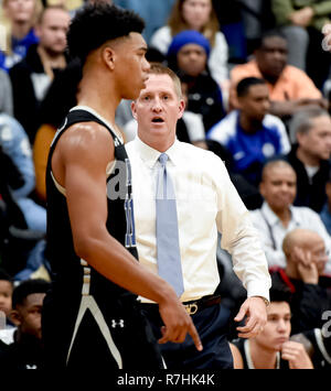 Hyattsville, Maryland, Stati Uniti d'America. L'8 dicembre, 2018. 9 dicembre 2018: IMG Head Coach Sean McAloon in disparte durante il salvataggio ARS Rooter Hoopfest nazionale a DeMatha High School di Hyattsville, Maryland il 9 dicembre 2018. In azione tra a livello nazionale si è classificato i pesi massimi. #1 Montverde sconfitto #11 San Paolo VI 57-50 e #2 IMG Academy sconfitto #6 DeMatha 73-67 Scott Serio/Eclipse Sportswire/CSM/Alamy Live News Foto Stock