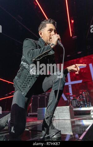 Inglewood, California, Stati Uniti d'America. L'8 dicembre, 2018. DAVEY HAVOK di AFI durante la KROQ Absolut quasi acustico Concerto di Natale presso il Forum di Inglewood, California Credit: Daniel DeSlover/ZUMA filo/Alamy Live News Foto Stock