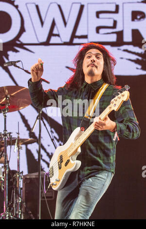 Inglewood, California, Stati Uniti d'America. L'8 dicembre, 2018. ALEX ESPIRITU di Badflower durante il KROQ Absolut quasi acustico Concerto di Natale presso il Forum di Inglewood, California Credit: Daniel DeSlover/ZUMA filo/Alamy Live News Foto Stock