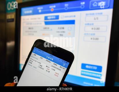 (181210) -- PECHINO, Dic 10, 2018 (Xinhua) -- Zhang Yuliang ottiene biglietto che ha comprato da un app sul cellulare nella Municipalità di Chongqing, a sud-ovest della Cina, Feb, 9, 2018. Della Cina di internet service e dei settori connessi mantenuto una solida crescita nei primi dieci mesi dell'anno, vedendo un mercato stabile espansione di streaming online applicazioni, dati ha dimostrato. I settori delle entrate ammonta a 766.3 miliardi di yuan (circa 111.6 miliardi di dollari) nel gennaio-ottobre del periodo, fino a 18 per cento anno su anno, secondo il Ministero dell'Industria e Information Technology (MIIT). Da gennaio a ottobre, Guangdong, Foto Stock