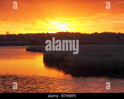 Sheerness, Kent, Regno Unito. 10 dicembre, 2018. Regno Unito Meteo: un golden sunrise questa mattina a Sheerness, Kent. Credito: James Bell/Alamy Live News Foto Stock