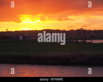 Sheerness, Kent, Regno Unito. 10 dicembre, 2018. Regno Unito Meteo: un golden sunrise questa mattina a Sheerness, Kent. Credito: James Bell/Alamy Live News Foto Stock