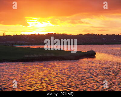 Sheerness, Kent, Regno Unito. 10 dicembre, 2018. Regno Unito Meteo: un golden sunrise questa mattina a Sheerness, Kent. Credito: James Bell/Alamy Live News Foto Stock