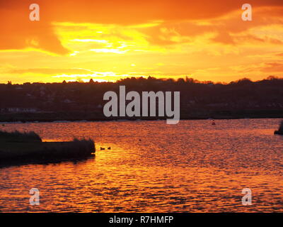 Sheerness, Kent, Regno Unito. 10 dicembre, 2018. Regno Unito Meteo: un golden sunrise questa mattina a Sheerness, Kent. Credito: James Bell/Alamy Live News Foto Stock