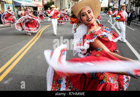 Los Angeles, Stati Uniti d'America. Il 9 dicembre, 2018. Ballerini eseguono lungo il percorso della parata durante l annuale Boyle Heights parata natalizia di Los Angeles, negli Stati Uniti il 9 dicembre 2018. Credito: Zhao Hanrong/Xinhua/Alamy Live News Foto Stock