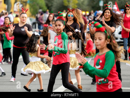 Los Angeles, Stati Uniti d'America. Il 9 dicembre, 2018. Ballerini eseguono lungo il percorso della parata durante l annuale Boyle Heights parata natalizia di Los Angeles, negli Stati Uniti il 9 dicembre 2018. Credito: Zhao Hanrong/Xinhua/Alamy Live News Foto Stock