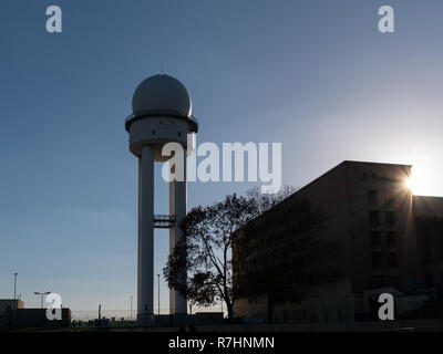 Silhouette di PRR 117 Torre del radar nel parco pubblico Tempelhofer Feld, ex aeroporto Tempelhof di Berlino, Germania Foto Stock