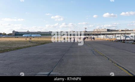 Berlino, Germania - 21 ottobre 2018: pista di fronte ex Terminal in pubblico City Park Tempelhofer Feld, ex aeroporto Tempelhof di Berlino, Germania Foto Stock