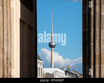 La torre della TV tra le colonne della Porta di Brandeburgo a Berlino, Germania Foto Stock