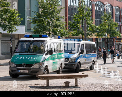 Berlino, Germania - 20 agosto 2018: il vecchio verde auto della polizia e nuovo blu auto della polizia a Berlino, Germania Foto Stock