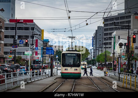 Toyama city, la città più grande nonché capitale della Prefettura di Toyama nella regione di Hokuriku di Chubu settentrionale, con Tateyama mountain in background, Jap Foto Stock