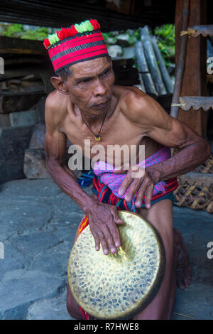 Ritratto di un uomo della minoranza Ifugao a Banaue nelle Filippine Foto Stock