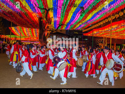 I ballerini coreani si esibiscono al Tempio di Jogyesa durante il Festival delle Lanterne di Loto a Seoul , Corea Foto Stock