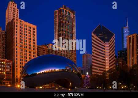 Albero di natale e Chicago's Bean al crepuscolo Foto Stock