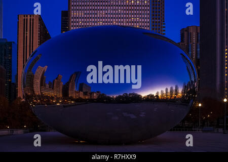 Chicago's Bean al crepuscolo Foto Stock