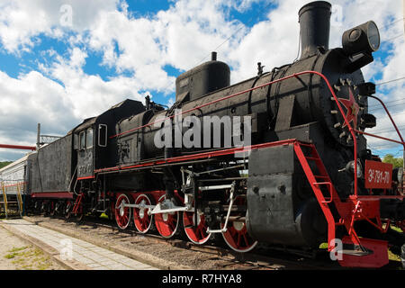 MEDVEZHYA GORA, Russia - 23 giugno 2018:Il Museo della ferrovia è installata in prossimità della stazione della città ed è un edificio restaurato del locomotore Er 791-70 e un appositamente eq Foto Stock