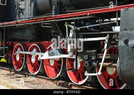 MEDVEZHYA GORA, Russia - 23 giugno 2018:Il Museo della ferrovia è installata in prossimità della stazione della città ed è un edificio restaurato del locomotore Er 791-70 e un appositamente eq Foto Stock