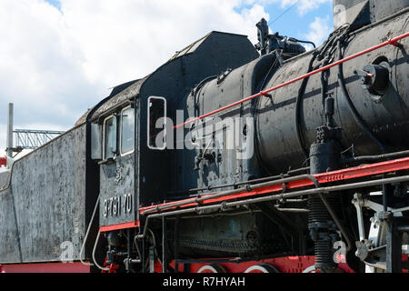 MEDVEZHYA GORA, Russia - 23 giugno 2018:Il Museo della ferrovia è installata in prossimità della stazione della città ed è un edificio restaurato del locomotore Er 791-70 e un appositamente eq Foto Stock