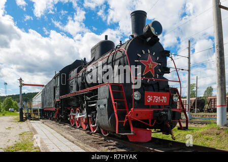 MEDVEZHYA GORA, Russia - 23 giugno 2018:Il Museo della ferrovia è installata in prossimità della stazione della città ed è un edificio restaurato del locomotore Er 791-70 e un appositamente eq Foto Stock