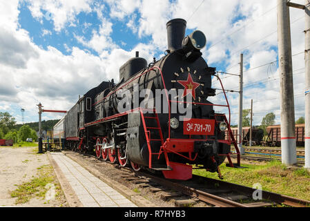 MEDVEZHYA GORA, Russia - 23 giugno 2018:Il Museo della ferrovia è installata in prossimità della stazione della città ed è un edificio restaurato del locomotore Er 791-70 e un appositamente eq Foto Stock