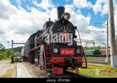 MEDVEZHYA GORA, Russia - 23 giugno 2018:Il Museo della ferrovia è installata in prossimità della stazione della città ed è un edificio restaurato del locomotore Er 791-70 e un appositamente eq Foto Stock