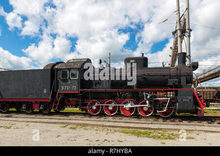 MEDVEZHYA GORA, Russia - 23 giugno 2018:Il Museo della ferrovia è installata in prossimità della stazione della città ed è un edificio restaurato del locomotore Er 791-70 e un appositamente eq Foto Stock