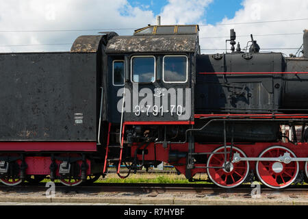 MEDVEZHYA GORA, Russia - 23 giugno 2018:Il Museo della ferrovia è installata in prossimità della stazione della città ed è un edificio restaurato del locomotore Er 791-70 e un appositamente eq Foto Stock