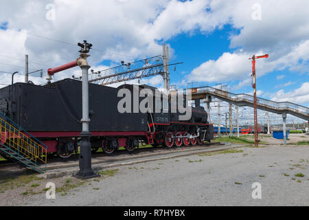 MEDVEZHYA GORA, Russia - 23 giugno 2018:Il Museo della ferrovia è installata in prossimità della stazione della città ed è un edificio restaurato del locomotore Er 791-70 e un appositamente eq Foto Stock