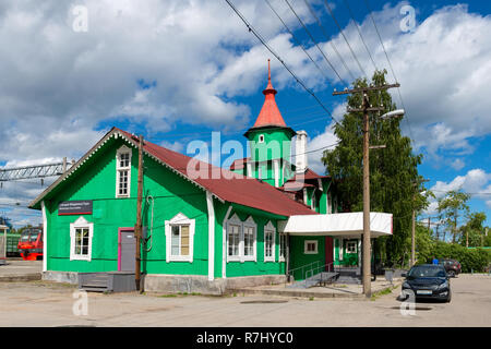 MEDVEZHYA GORA, Russia - 23 giugno 2018:alla vecchia stazione ferroviaria edificio di Medvezhyegorsk. L'edificio della stazione è stata costruita nel 1916, quando i primi treni b Foto Stock