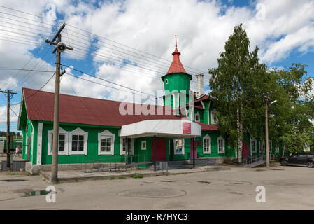 MEDVEZHYA GORA, Russia - 23 giugno 2018:alla vecchia stazione ferroviaria edificio di Medvezhyegorsk. L'edificio della stazione è stata costruita nel 1916, quando i primi treni b Foto Stock