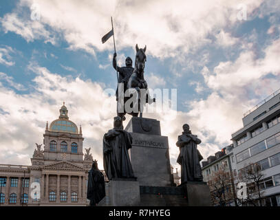 San Venceslao statua sulla Vaclavske Namesti a Praga Repubblica Ceca piazza Venceslao. Foto Stock